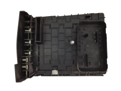 Кутия с предпазители VW Audi 1K0937125 0-1718307-1 Tyco 19965