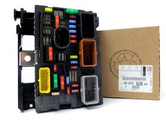 Кутия с предпазители Нов оригинал Citroen Peugeot C4 C6 407 9807028580
